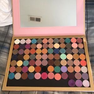 LARGE EYESHADOW COLLECTION FINAL DAYS